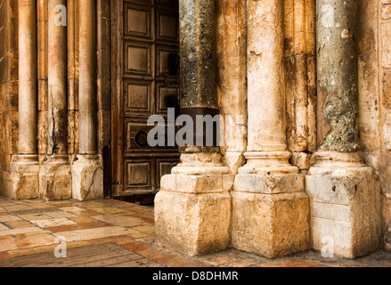 Die Tür der Kirche des Heiligen Grabes in Jerusalem Stockfoto