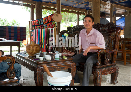 Mai Chau Dorf, Nord-Vietnam - Porträt eines Mannes mit Tee Stockfoto