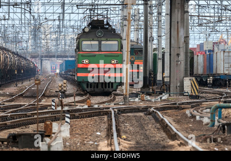 Eisenbahn-Szene mit hellen Lokomotive und Fracht Züge Stockfoto