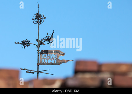 Vintage Wetterfahne vor blauem Himmel Stockfoto