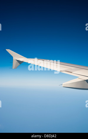 Flugzeugflügel, über Mittelmeer Flugzeugflügel und schönen blauen Himmel fliegen Stockfoto