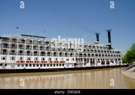 Mississippi, Vicksburg. American Queen Kreuzfahrt Schaufelrad-Boot auf der Yazoo River aus dem Mississippi Fluß. Stockfoto