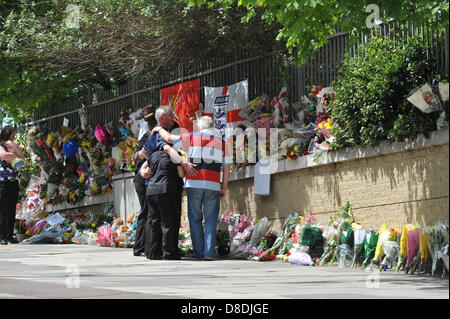 Woolwich, London, UK. 26. Mai 2013. Mitglieder der Familie von Schlagzeuger Lee Rigby Blick auf Blumen und Karten, die noch am Unfallort seinen Mord. Die Familie der Schlagzeuger Lee Rigby besuchen die Szene seiner Ermordung außerhalb Woolwich Barracks.Credit: Matthew Chattle/Alamy Live News Stockfoto