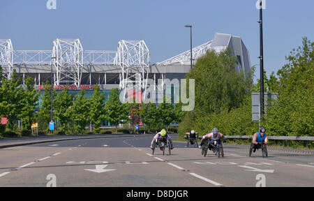 Great Manchester Run, Manchester, UK. 26. Mai 2013. Elite Rollstuhl Athleten passieren Old Trafford Football Ground. Bildnachweis: John Fryer/Alamy Live-Nachrichten Stockfoto