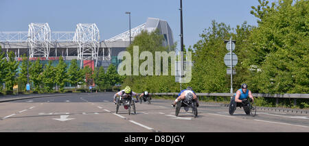 Great Manchester Run, Manchester, UK. 26. Mai 2013.  Elite Rollstuhl Athleten passieren Old Trafford Football Ground. Bildnachweis: John Fryer/Alamy Live-Nachrichten Stockfoto