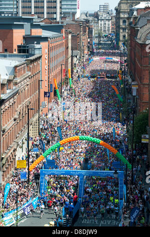 MANCHESTER, VEREINIGTES KÖNIGREICH. 26. Mai 2013. Läufer bereiten Sie zur Teilnahme an der 2013 Bupa Great Manchester Run auf Portland Street in Manchester. 10km Straße Veranstaltung seit einer jährlichen Fixpunkt im Kalender der Stadt traf es zuerst die Straßen im Jahr 2003. Rund 40.000 Läufer teilnehmen, damit eine der größte Massebeteiligung des Vereinigten Königreichs Laufveranstaltungen. Bildnachweis: News Schüsse Nord/Alamy Live News (nur zur redaktionellen Verwendung). Stockfoto