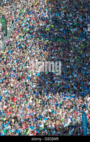 MANCHESTER, VEREINIGTES KÖNIGREICH. 26. Mai 2013. Läufer bereiten Sie zur Teilnahme an der 2013 Bupa Great Manchester Run auf Portland Street in Manchester. 10km Straße Veranstaltung seit einer jährlichen Fixpunkt im Kalender der Stadt traf es zuerst die Straßen im Jahr 2003. Rund 40.000 Läufer teilnehmen, damit eine der größte Massebeteiligung des Vereinigten Königreichs Laufveranstaltungen. Bildnachweis: News Schüsse Nord/Alamy Live News (nur zur redaktionellen Verwendung). Stockfoto