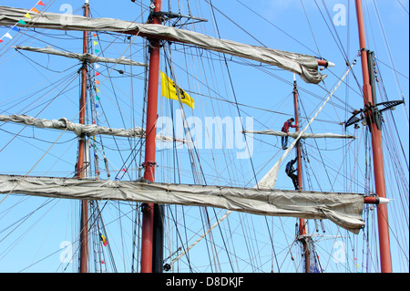 Zwei Matrosen Klettern rig um Hof des Segelschiffes zu erreichen Stockfoto