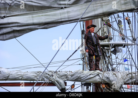 Buccaneer Kapitän mit Blick auf Meer von Mast während der maritime Festival Oostende Voor Anker / Ostende an Anker 2013, Belgien Stockfoto