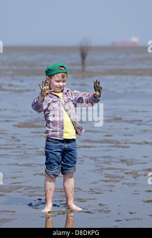 kleiner Junge im Watt bei Duhnen, Cuxhaven-Schleswig-Holstein, Deutschland Stockfoto