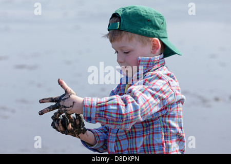 kleiner Junge im Watt bei Duhnen, Cuxhaven-Schleswig-Holstein, Deutschland Stockfoto