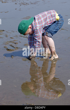 kleiner Junge im Watt bei Duhnen, Cuxhaven-Schleswig-Holstein, Deutschland Stockfoto