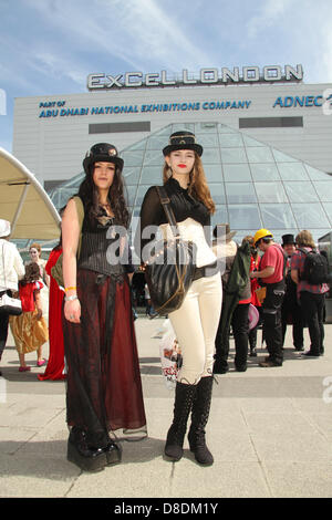 London, UK. 26. Mai 2013. Tausende von Menschen besuchten die MCM London Comic-Con am Sonntag, den 26. Mai. Im Bild: zwei Comic-Fans in Steampunk Kostüm posiert für Fotos im Excel London gekleidet. Kredit-David Mbiyu/Alamy Live-Nachrichten Stockfoto