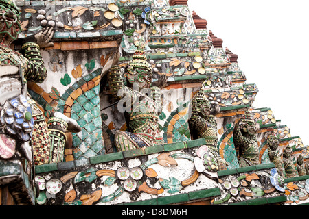 Statuen und Figuren an der Außenseite des Wat Arun am Choa Phraya. Bangkok, Thailand. Stockfoto