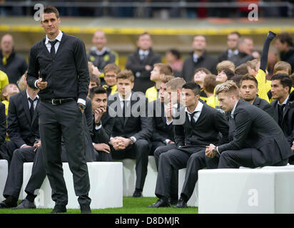 Borussia Dortmunds Team-Kapitän Sebastian Kehl (L) spricht während der Team-Empfang im Signal-Iduna-Park nach ihrer Ankunft zurück in Dortmund, Deutschland, 26. Mai 2013. FC Bayern München besiegte Borussia Dortmund 2: 1 im Finale der UEFA Champions League gestern Abend. Foto: MARIUS BECKER Stockfoto