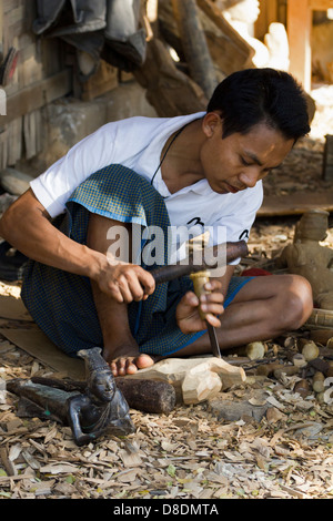 Carving burmesische Marionetten in Mandalay, Myanmar 6 Stockfoto