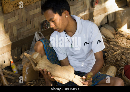 Carving burmesische Marionetten in Mandalay, Myanmar 7 Stockfoto