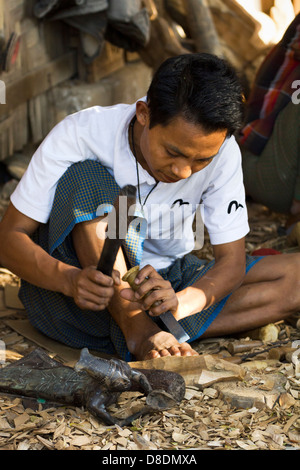 Carving burmesische Marionetten in Mandalay, Myanmar 4 Stockfoto