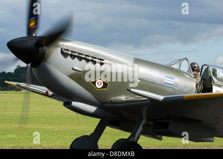 Vickers Supermarine Spitfire G-OXVI TD248 Royal Air Force Warbird Kämpfer bei Duxford Flying Legends Airshow Stockfoto