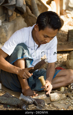 Carving burmesische Marionetten in Mandalay, Myanmar 5 Stockfoto