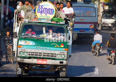 Chaotischen Straßenverkehr auf Straßen in Mandalay, Myanmar 6-Lkw für den öffentlichen Verkehr verwendet Stockfoto