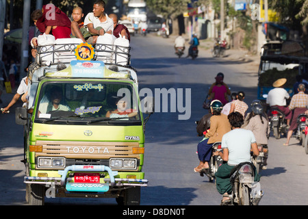 Chaotischen Straßenverkehr auf Straßen in Mandalay, Myanmar 7 - pro Abholung voll der Mönche Stockfoto