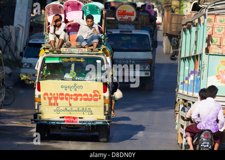 Chaotischen Straßenverkehr auf Straßen in Mandalay, Myanmar 9-Zimmer an der Spitze Stockfoto