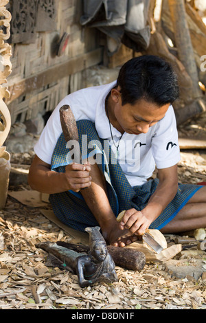 Carving burmesische Marionetten in Mandalay, Myanmar 2 Stockfoto