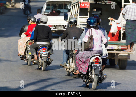 Chaotischer Verkehr auf den Straßen von Mandalay, Myanmar - die allgegenwärtigen Mopeds 3 Stockfoto