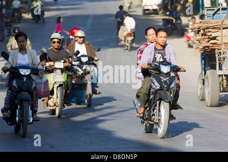 Chaotischer Verkehr auf den Straßen von Mandalay, Myanmar - die allgegenwärtigen mopeds Stockfoto