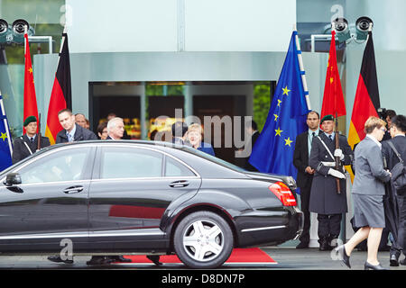 Berlin, Deutschland. 26. Mai 2013. Die Bundeskanzlerin Angela Merkel erhält der chinesische Premierminister Li Keqiang mit militärischen Ehren im Bundeskanzleramt. / Foto: Li Keqiang, Premier der Republik von China, kommen an das Kanzleramt in Berlin. Bildnachweis: Reynaldo Chaib Paganelli/Alamy Live-Nachrichten Stockfoto