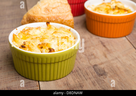 Schalen mit gebackenen Dungeness Krabbe Makkaroni und Käse Stockfoto