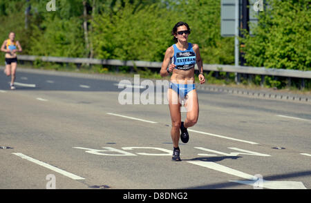 Great Manchester Run, Manchester, UK. 26. Mai 2013.  Marta Esteban Poveda (Spanien) verläuft von Chester Straße im Rennen der Elite Frauen. Stockfoto