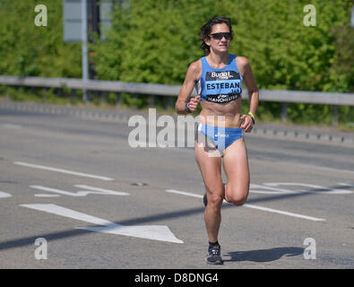 Great Manchester Run, Manchester, UK. 26. Mai 2013.  Marta Esteban Poveda verläuft Chester Straße im Rennen der Elite Frauen Stockfoto