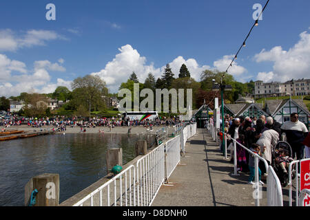 Windermere, Großbritannien. 26. Mai 2013. Touristen, Bootfahren & Kreuzfahrt auf Passagier-Dampfer, um das Beste aus dem sonnigen Wetter auf das Wochenende und Feiertagen.  Bildnachweis: Shoosmith Sammlung/Alamy Live-Nachrichten Stockfoto