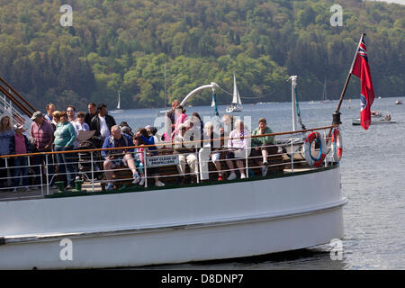 Windermere, Großbritannien. 26. Mai 2013. Touristen, Kreuzfahrten auf Passagierdampfer MV Teal Ankunft in Bowness am Windermere, um das Beste aus dem sonnigen Wetter auf das Wochenende und Feiertagen.  Bildnachweis: Shoosmith Sammlung/Alamy Live-Nachrichten Stockfoto