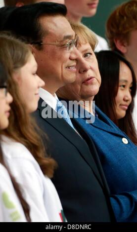 Berlin, Deutschland. 26. Mai 2013. Bundeskanzlerin Angela Merkel und der chinesische Ministerpräsident Li Keqiang Treffen mit Studenten an das Kanzleramt in Berlin 26. Mai 2013. Foto: Thomas Peter Dpa/Alamy Live-Nachrichten Stockfoto