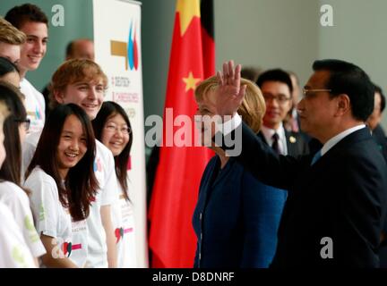 Berlin, Deutschland. 26. Mai 2013. Bundeskanzlerin Angela Merkel und der chinesische Ministerpräsident Li Keqiang Treffen mit Studenten an das Kanzleramt in Berlin 26. Mai 2013. Foto: Thomas Peter Dpa/Alamy Live-Nachrichten Stockfoto