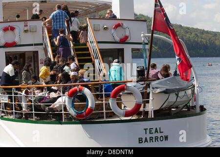 Windermere, Großbritannien. 26. Mai 2013. Touristen, Kreuzfahrten auf Passagierdampfer MV Teal, um das Beste aus dem sonnigen Wetter auf das Wochenende und Feiertagen.  Bildnachweis: Shoosmith Sammlung/Alamy Live-Nachrichten Stockfoto