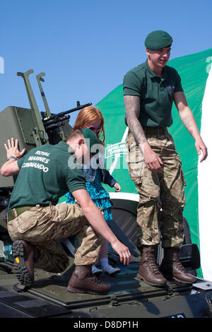 Liverpool, Merseyside, England, 26. Mai 2013. Viking gepanzerte Fahrzeug der Royal Marines an the70th zum Gedenken an die Schlacht des Atlantiks Teil der Liverpool Waterfront Veranstaltung. Die Schlacht des Atlantiks war die längste kontinuierliche militärische Kampagne des zweiten Weltkriegs und war ausschlaggebend für den Erfolg der Alliierten Streitkräfte. Stockfoto