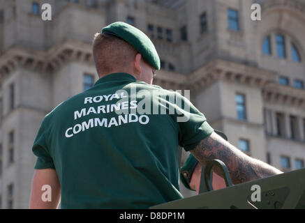 Liverpool, Merseyside, UK, 26. Mai, 2013. Streitkräfte am 70. Royal Marines commando am Gedenken an die Schlacht von atlantischen Teil des Liverpool Waterfront Ereignis. Die Schlacht im Atlantik war die längste ununterbrochene militärische Kampagne des Zweiten Weltkriegs und war entscheidend für den Gesamterfolg der alliierten Streitkräfte. Stockfoto