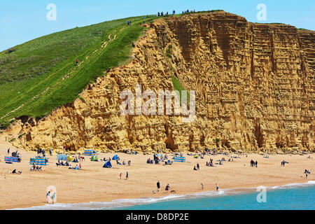 West Bay, Dorset, UK. 26. Mai 2013. Besucher und Einheimische gleichermaßen genießen am Sonntag Feiertag Sonnenschein West Bay, Dorset, Großbritannien Stockfoto