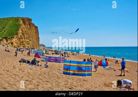 West Bay, Dorset, UK. 26. Mai 2013. Besucher und Einheimische gleichermaßen genießen am Sonntag Feiertag Sonnenschein am West Bay, Dorset, Großbritannien Stockfoto