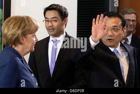 Bundeskanzlerin Angela Merkel, Vizekanzler und Wirtschaftsminister Philipp Roesler und der chinesische Ministerpräsident Li Keqiang (L-R) kommen zu formalen bilateralen Gesprächen im Kanzleramt in Berlin 26. Mai 2013. Foto: Thomas Peter Dpa +++(c) Dpa - Bildfunk +++ Stockfoto