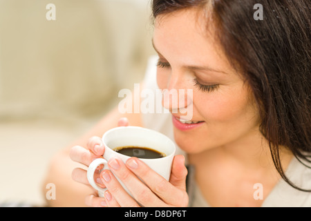 Nette Frau mit Tasse heiße erfrischende Kaffee Stockfoto