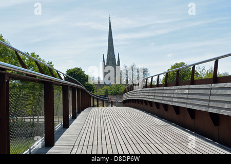 Suche entlang Peters-Brücke über den Fluss Wensum mit dem Turm der Norwich Kathedrale jenseits Stockfoto