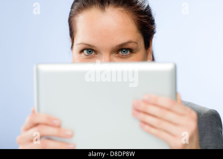 Hübsche Frau mit digital-Tablette verstecken ihr Gesicht Stockfoto