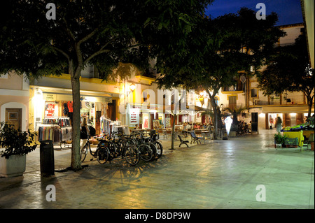 Fahrräder abgestellt außen Café-Bars in Ibiza Stadt By Night Stockfoto