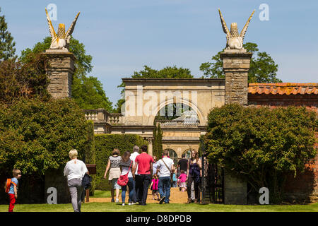 Die Menschen genießen die sonnigen Feiertag Sonntag, 26. Mai 2013. Menschenmassen beobachten eine Falknerei-Anzeige von Icarus Falknerei Burg Ashby Gärten Handwerk und Garten zeigen Northamptonshire. Stockfoto