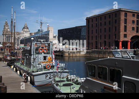 Liverpool, Merseyside, England, 26. Mai 2013. Royal Navy Archer-Klasse Patrouillenbooten anlässlich des 70. Jahrestages der Schlacht des Atlantiks Teil der Liverpool-Waterfront-Veranstaltung. Die Schlacht des Atlantiks war die längste kontinuierliche militärische Kampagne des zweiten Weltkriegs und war ausschlaggebend für den Erfolg der Alliierten Streitkräfte. Stockfoto
